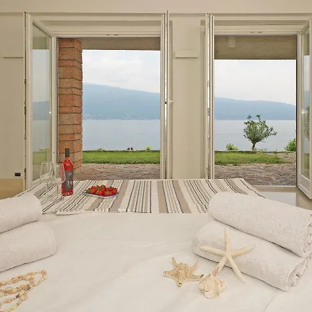 Sleeps 12 Air Con Wifi Villa